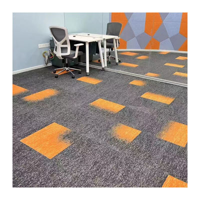Tejas de alfombra de nylon coloridas de bucle personalizado de oficina con respaldo de PE y 100% de fibra facial BCF