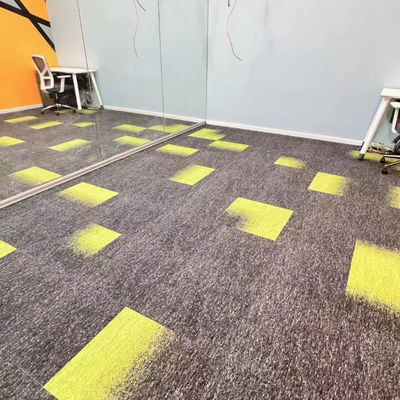 Tejas de alfombra de nylon coloridas de bucle personalizado de oficina con respaldo de PE y 100% de fibra facial BCF