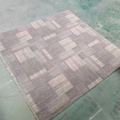 Tejas de alfombra de nylon coloridas de bucle personalizado de oficina con respaldo de PE y 100% de fibra facial BCF