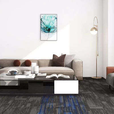 Tejas de alfombra de oficina hechas por máquina 50x50cm Cuadrados para la solución de pisos de oficina