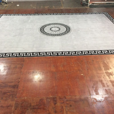 En la sala de estar mesa de café étnica redonda alfombras al lado de la cama alfombra de suelo hecha a mano moss bosque