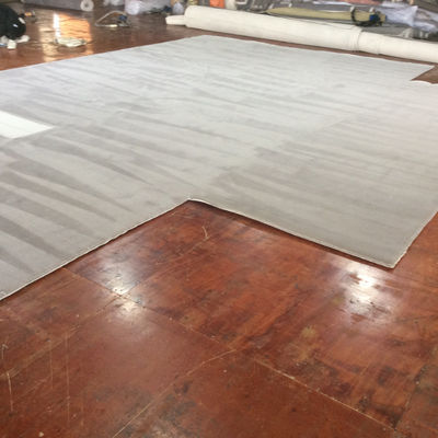 En la sala de estar mesa de café étnica redonda alfombras al lado de la cama alfombra de suelo hecha a mano moss bosque