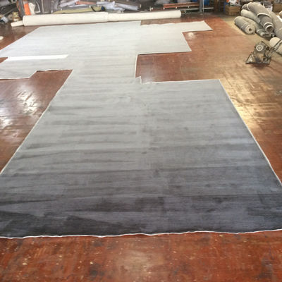 En la sala de estar mesa de café étnica redonda alfombras al lado de la cama alfombra de suelo hecha a mano moss bosque