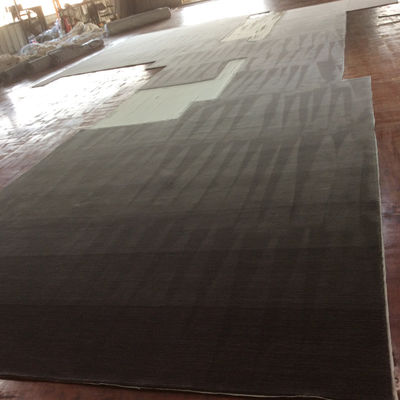 En la sala de estar mesa de café étnica redonda alfombras al lado de la cama alfombra de suelo hecha a mano moss bosque