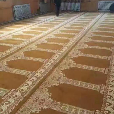 Rollo de alfombra de diseño de mezquita con peso de lana de 1200 g / m2 y ancho de 4 m en mezquita de Pakistán