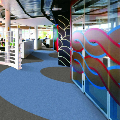 Solución de pisos de oficina con patrón de rompecabezas y azulejos de alfombra de nylon de baja altura de pila