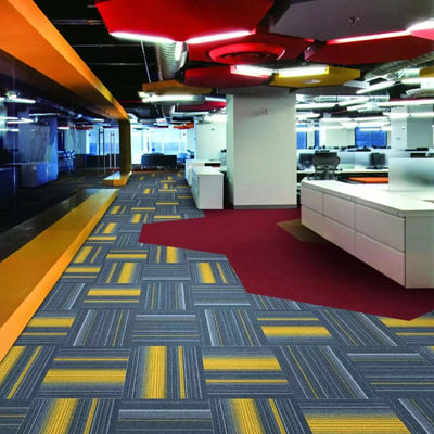 Peso de la pila 350-850g/m2 Alfombra de azulejos comerciales hecha a mano para oficinas 50x50