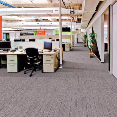 Moderno estilo 50x50 Cuadrado PE Tiles de alfombra de oficina para oficinas comerciales ocupadas