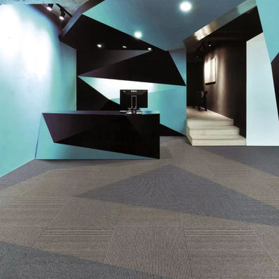 Tejas de alfombra de fibra de PP 100% para oficinas comerciales modernas estilo y diseño clásico