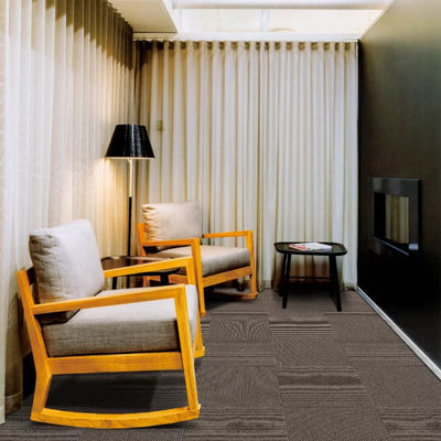 Tejas de alfombra de fibra de PP 100% para oficinas comerciales modernas estilo y diseño clásico