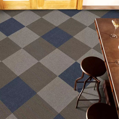 Tejas de alfombra de fibra de PP 100% para oficinas comerciales modernas estilo y diseño clásico