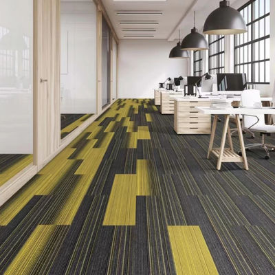 Tejas de alfombra de apoyo de fibra de vidrio de PVC lavable OEM para oficinas comerciales modulares 50x50