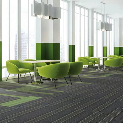 Tejas de alfombra de apoyo de fibra de vidrio de PVC lavable OEM para oficinas comerciales modulares 50x50