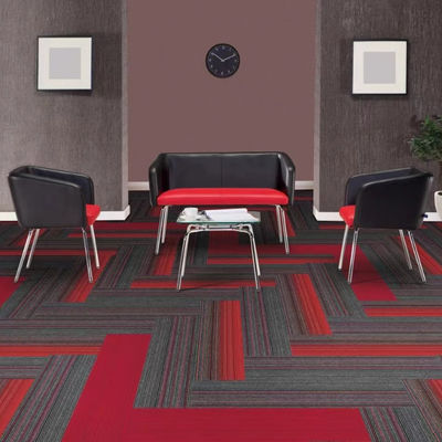 Tejas de alfombra de apoyo de fibra de vidrio de PVC lavable OEM para oficinas comerciales modulares 50x50