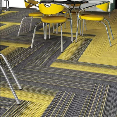 Tejas de alfombra de apoyo de fibra de vidrio de PVC lavable OEM para oficinas comerciales modulares 50x50