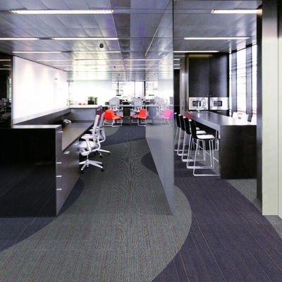 Cuadrado PE de apoyo de tejas de alfombra de nylon 50x50 para oficinas comerciales en diseño modular