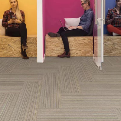 Tejas de alfombras de nylon modernas para oficinas comerciales 3,5 mm Alturas de pila 550 g Peso de tufo