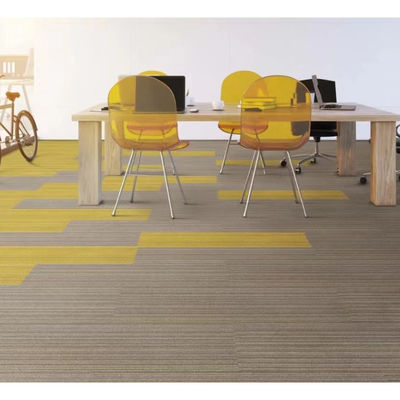 Tejas de alfombras de nylon modernas para oficinas comerciales 3,5 mm Alturas de pila 550 g Peso de tufo