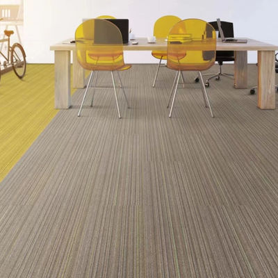 Tejas de alfombras de nylon modernas para oficinas comerciales 3,5 mm Alturas de pila 550 g Peso de tufo