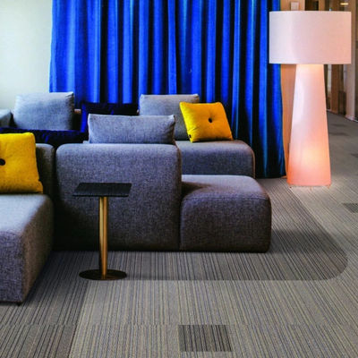 Teja de alfombra de oficina comercial de estilo base 50x50 con soporte modular de PVC