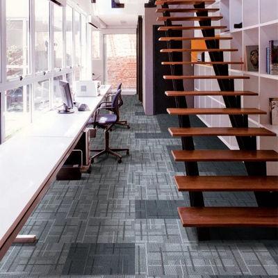 50x50 Tejas de alfombra modulares de oficina extraíbles 3 kg/m2 Rectángulo para espacios profesionales