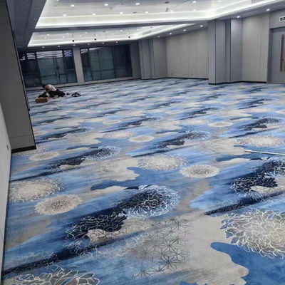 Alfombra impresa a color fluorescente para el control de plagas en el pasillo del hotel