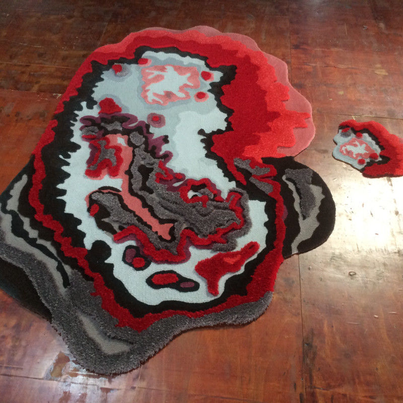En la sala de estar mesa de café étnica redonda alfombras al lado de la cama alfombra de suelo hecha a mano moss bosque