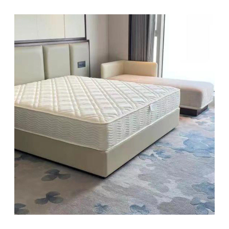 Alfombra de suelo comercial de pared a pared con forma rectangular y característica a prueba de fuego